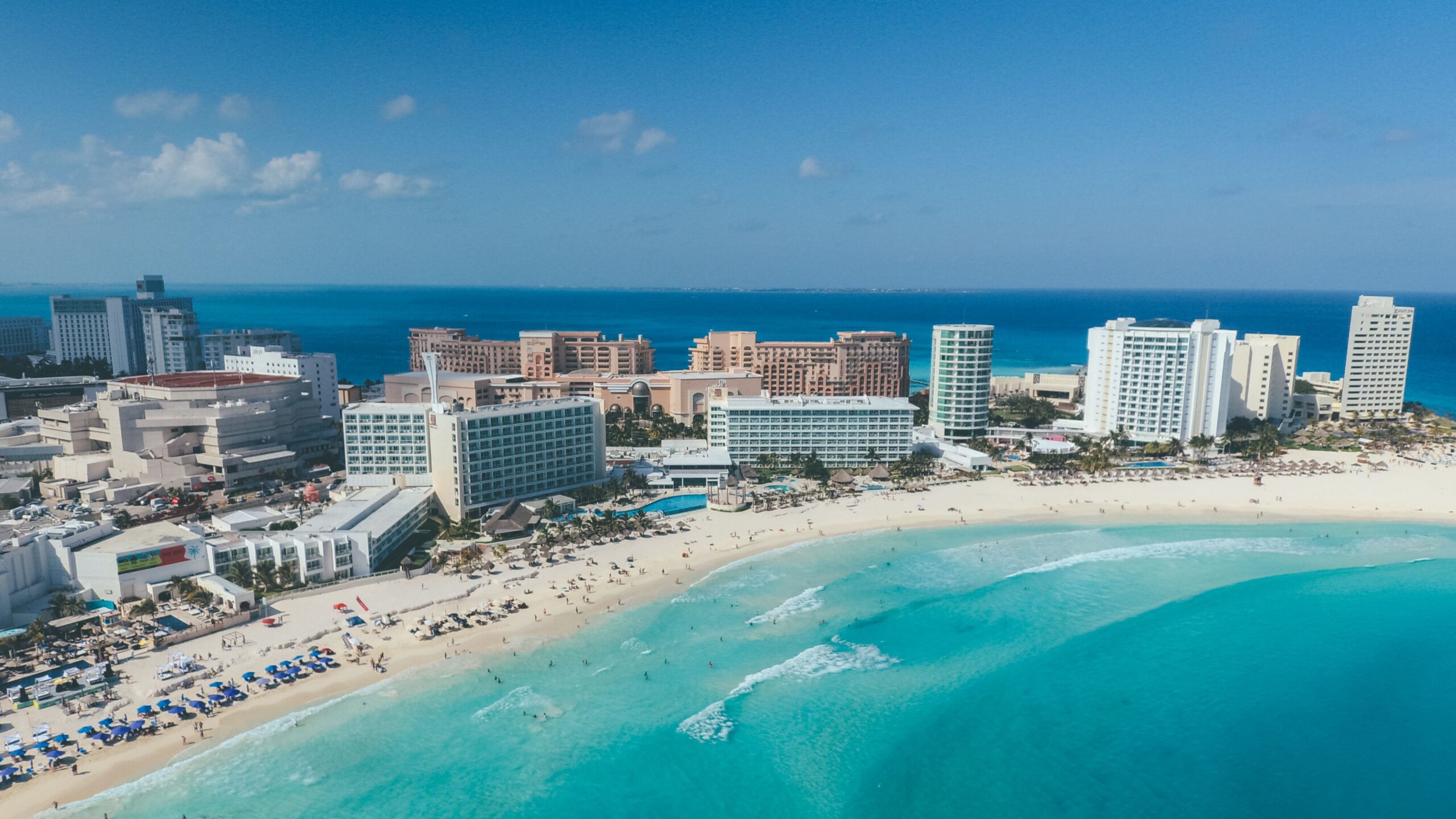 Strand in Mexico met palmbomen, online blijven zonder dure roaming