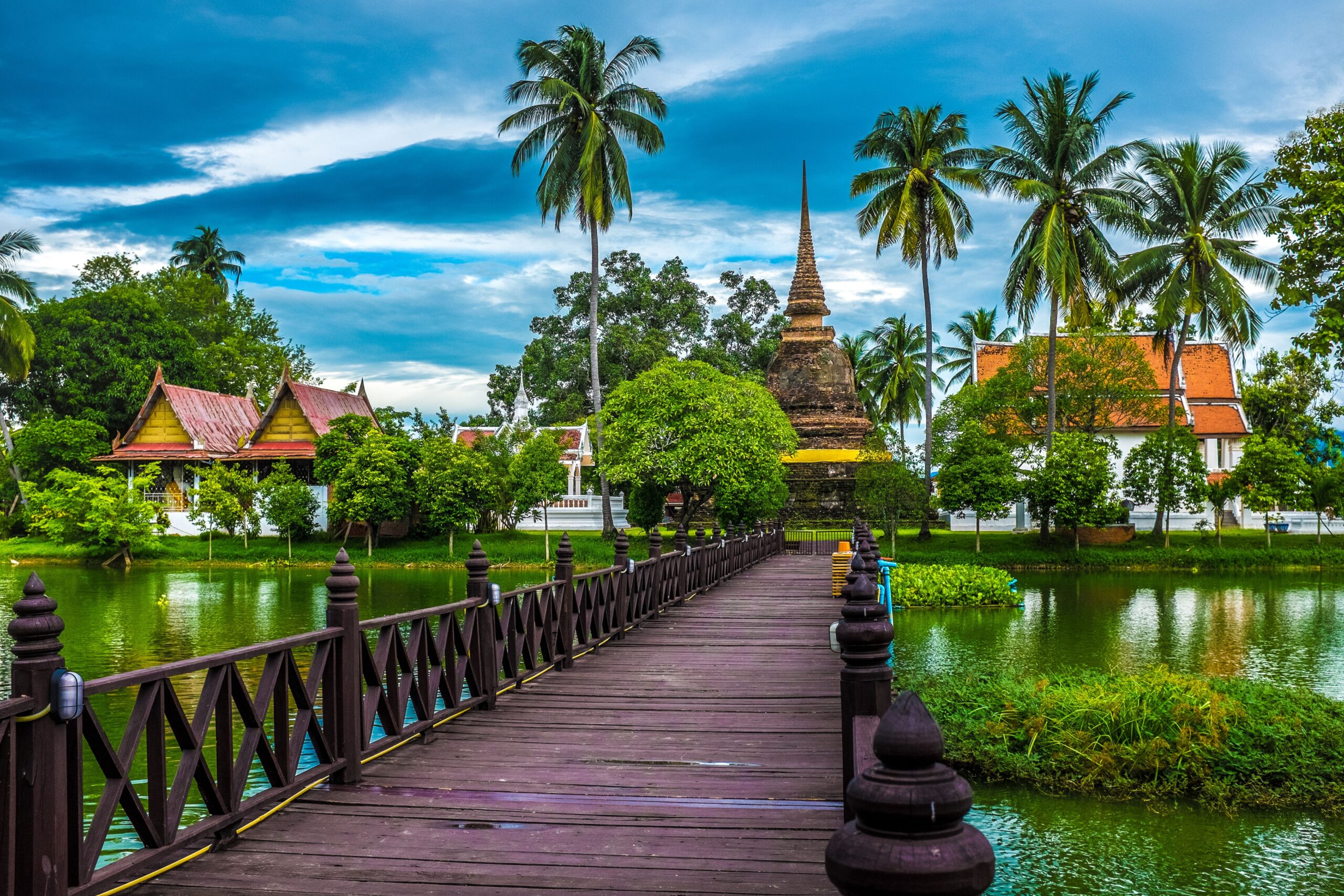 Gezin met telefoon bij een tempel in Thailand