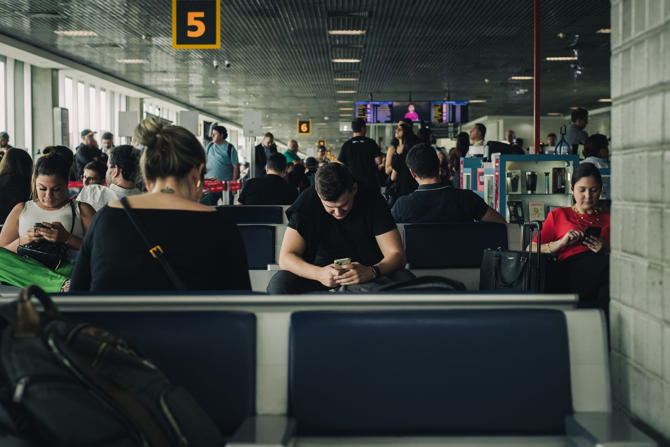Airalo vs Holafly: welke eSIM is beter (en waarom je ook naar Saily en Nomad moet kijken)?